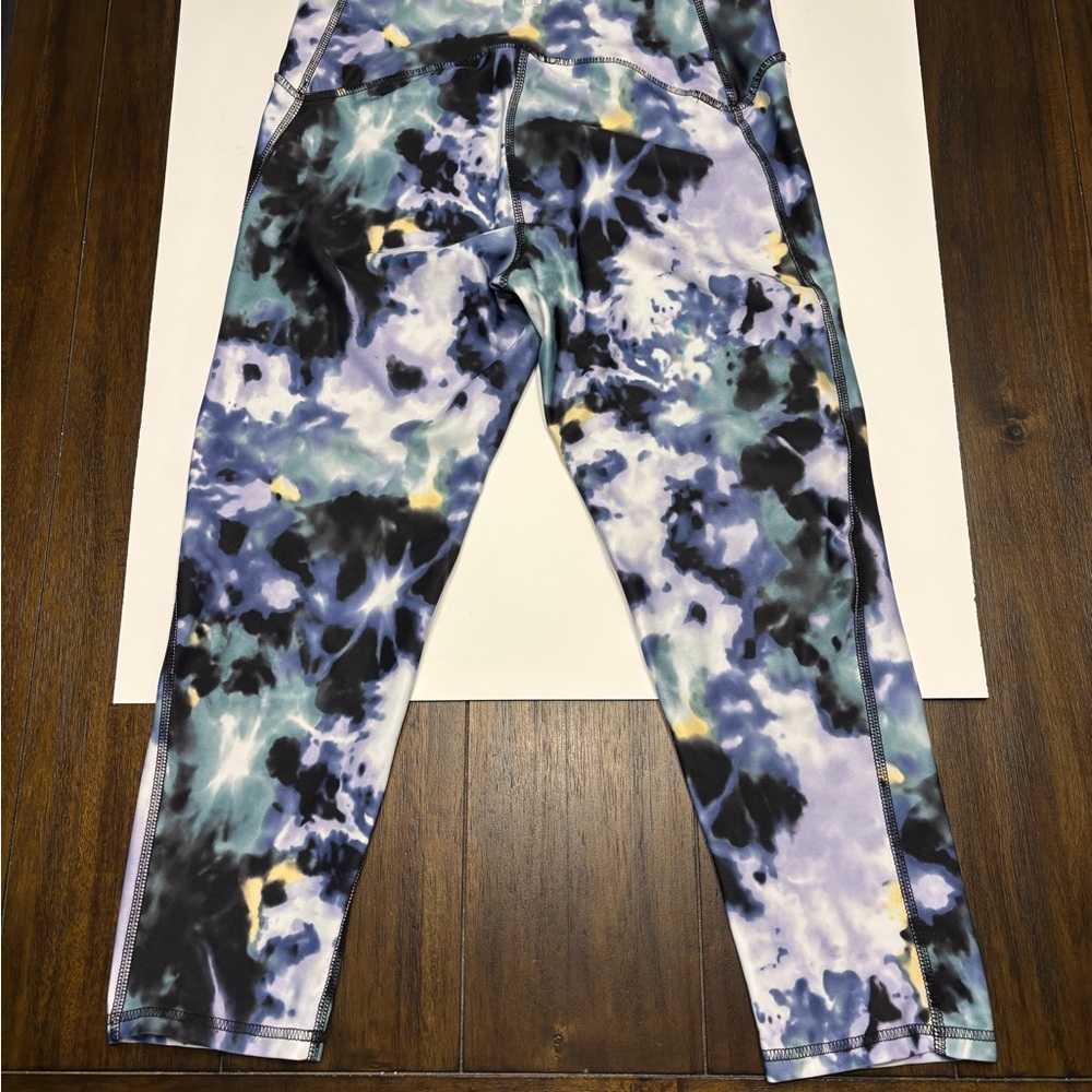 MARIKA LEGGINGS YOGA PANTS
SIZE LARGE   COLOR  BLUE ABSTRACT